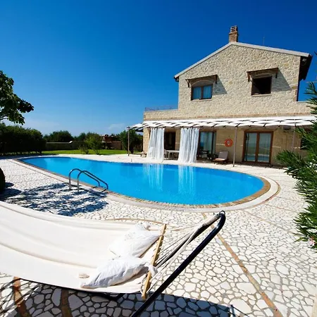 Sleeps 8 With Pool And Air Con * Halikounas