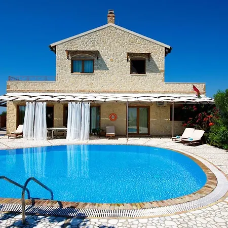 Sleeps 8 With Pool And Air Con * Halikounas
