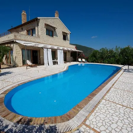 Villa Sleeps 8 With Pool And Air Con Halikounas