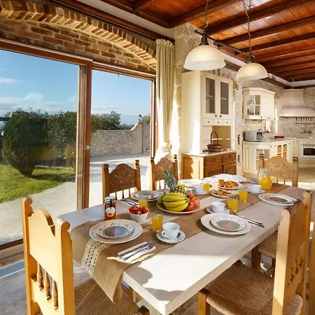 Sleeps 8 With Pool And Air Con * Halikounas