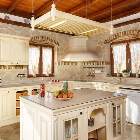 Sleeps 8 With Pool And Air Con Villa *