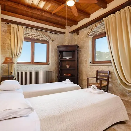 Sleeps 8 With Pool And Air Con *