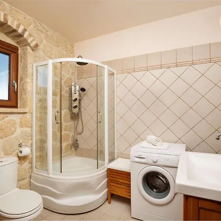 Villa Sleeps 8 With Pool And Air Con *