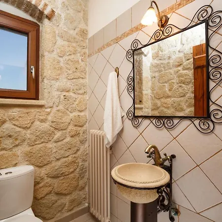 Sleeps 8 With Pool And Air Con
