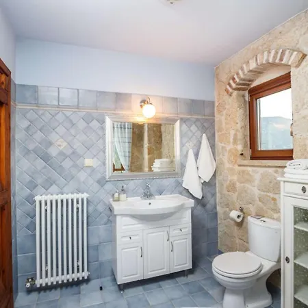 Villa Sleeps 8 With Pool And Air Con
