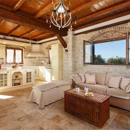 Sleeps 8 With Pool And Air Con