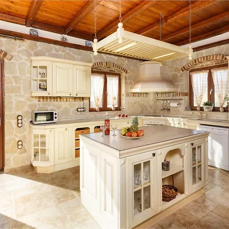 Sleeps 8 With Pool And Air Con Villa *